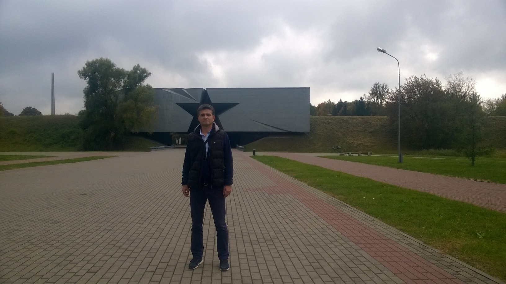 Zoran Petković ispred Memorijalnog centra "Krepost" u Brestu, Belorusija